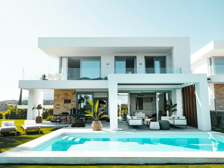 Gepflegtes Becken an einer modernen Villa