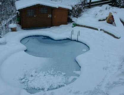 Gepflegtes Becken in der Winterlandschaft
