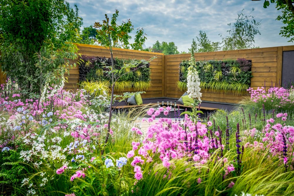 Blühender Frühlingsgarten - startklar in die neue Badesaison